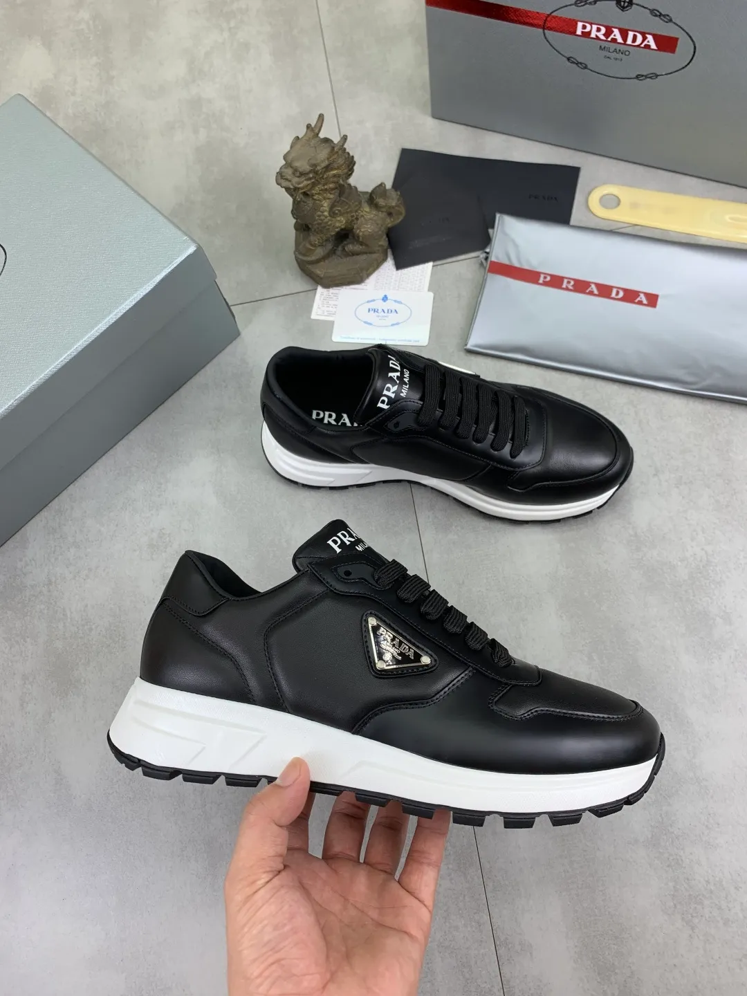 Men's shoes 💰P540 new (higher version) new PRADA (Prada) classic models are on the market at the same time, new men's shoes, 😘fabrics are selected from original imported calfskin. First layer of imported cowhide lining. The original version is awesome! 👍🏿Original open-molded non-slip PU outsole, with exquisite lines, simple and elegant, super comfortable and classy on foot, suitable for leisure travel. Code number: 38-45 (46 customized) 4️⃣ colors available